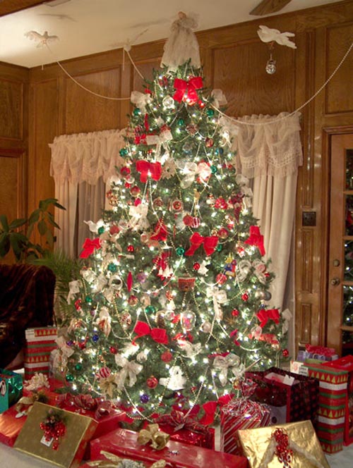 15 Creative Christmas Tree Decorating Ideas