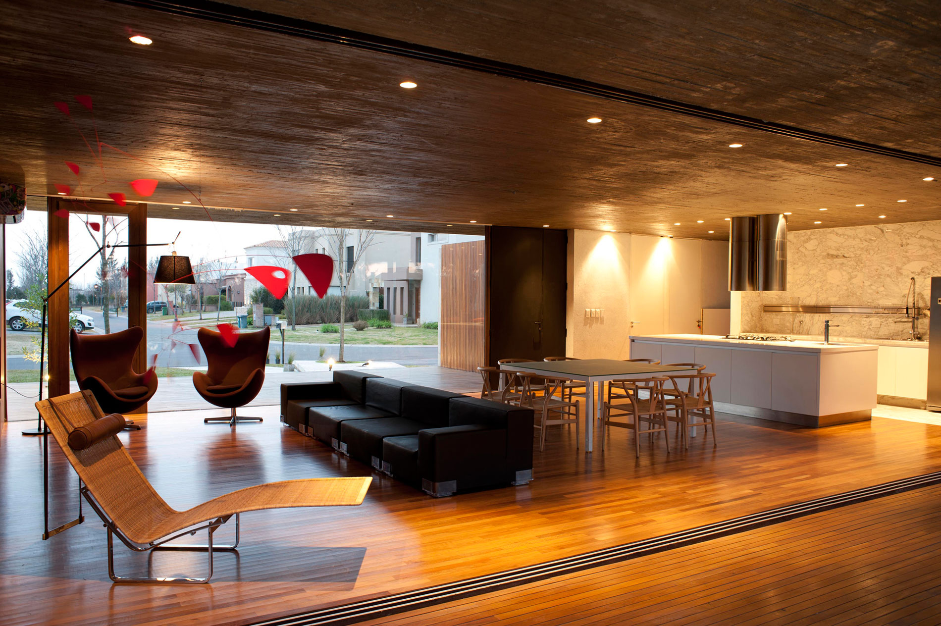 inspiring-open-living-room-and-kitchen-designs-with-black-leather-sofas
