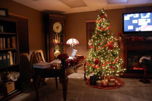 95081969 homedecorchristmasdecorations 634x421 13 Amazing Living Rooms and Home Decor Ideas