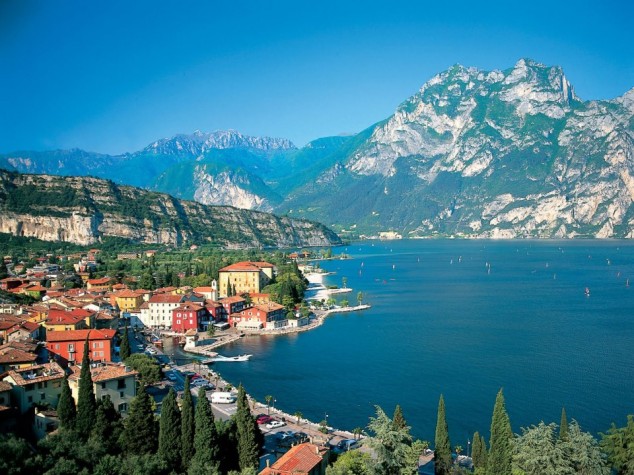 Lake Garda Alpine Region Italy 634x475 18 Fantastic Places from all over the World