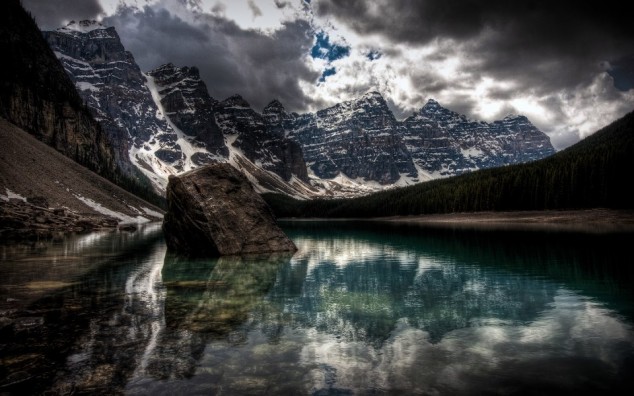 Lake Moraine Banff National Park Canada  634x396 18 Fantastic Places from all over the World