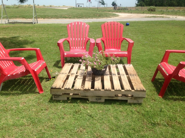 blogger image 2090374944 Make a New Coffee Table from Old Wooden Pallets