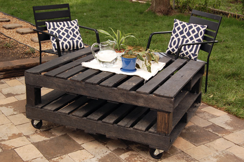 coffeetable from pallet diy Make a New Coffee Table from Old Wooden Pallets