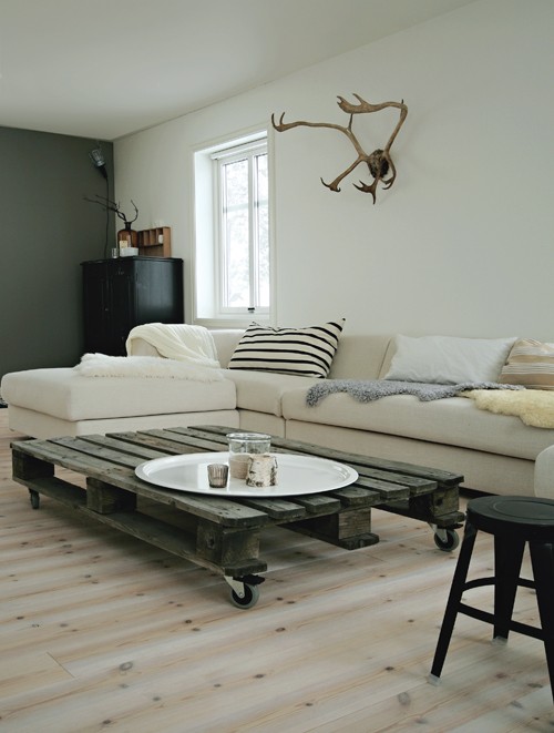 Make a New Coffee Table from Old Wooden Pallets pallet sofa Make a New Coffee Table from Old Wooden Pallets