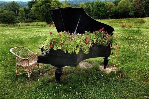 piano With These Decorations Make Your Garden Look More Interesting