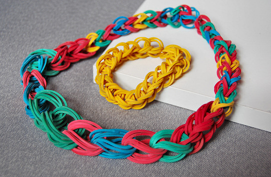 rubber band jewelry necklace bracelet 20 Ideas For DIY Jewelry You’ll Actually Want To Wear