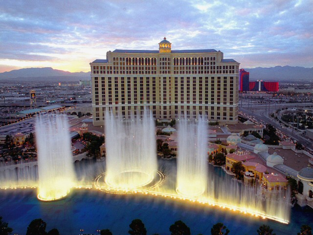 veg bellagiofont 13 Beautiful Fountains Around The World