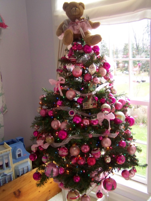 Photo Video 17046527927540272152489 medium 15 Creative Christmas Tree Decorating Ideas