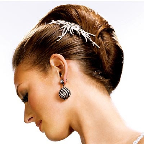 brides22 Elegant Christmas Hairstyle Ideas