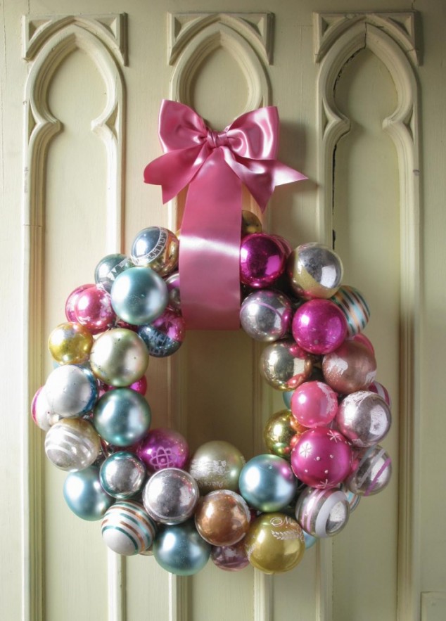 christmas ball wreath 735x1024 634x883 15 DIY Creative Christmas Wreath
