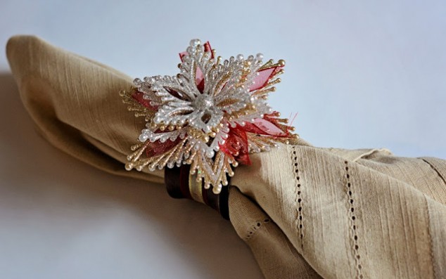 cnapkin9 634x397 17 DIY Incredible Napkin Rings for Christmas