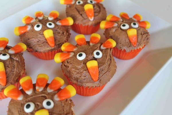gobbling cupcakes1 Delicious Thanksgiving Cupcakes Recipes 