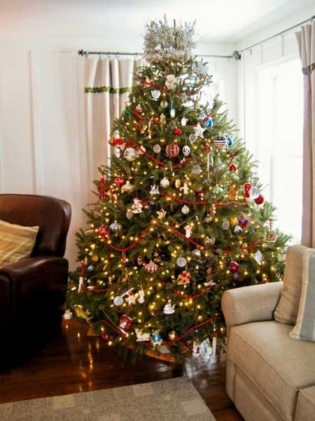 traditional christmas tree decorating 4 15 Creative Christmas Tree Decorating Ideas