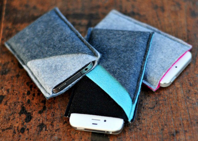 DIYiphoneCase 23 WoolFeltSleeves 645x461 15 Creative DIY Phone Cases