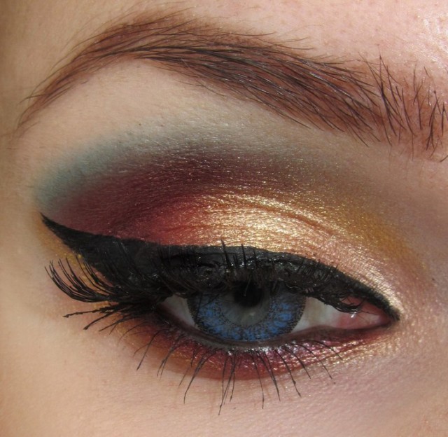 Glamorous Smokey Look for Blue Eyes 000 15 Glamorous Makeup Ideas