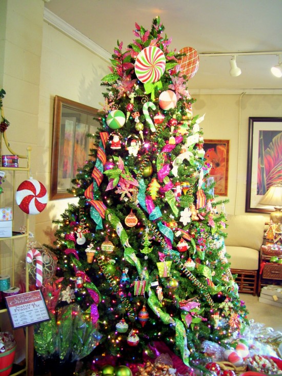 15 Creative & Beautiful Christmas Tree Decorating Ideas christmas tree decorating ideas 550x733 15 Creative & Beautiful Christmas Tree Decorating Ideas