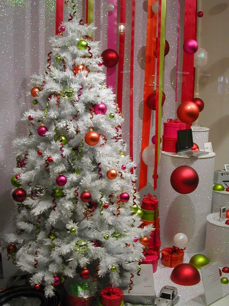 photo12 15 Creative & Beautiful Christmas Tree Decorating Ideas