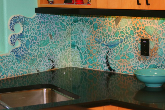 Sea glass backsplash design idea 1024x683 634x423 17 Creative DIY Home Decorations With Colored Glass and Sea Glass