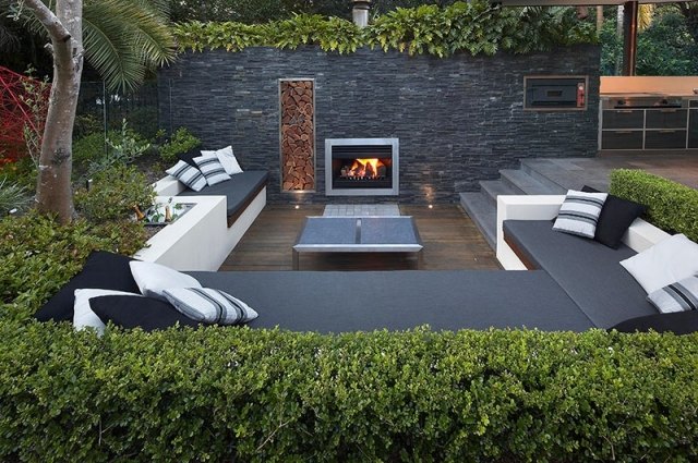15 Fabulous Ideas How To Design Your Courtyard In The Best Way garten lounge eingebaute sofas schieferstein verkleidung wandkamin 15 Fabulous Ideas How To Design Your Courtyard In The Best Way