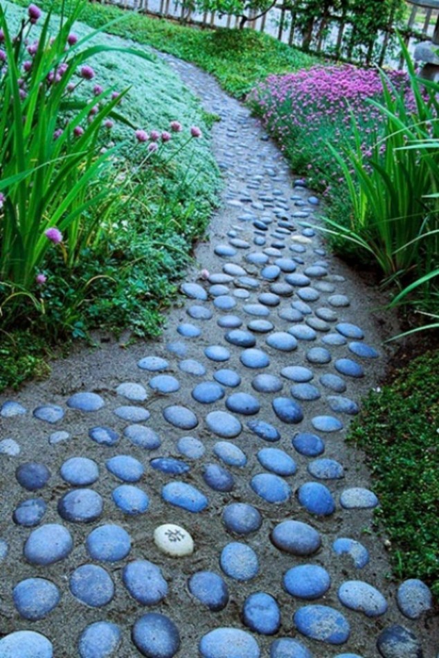 senderos piedra redonda jardin 634x950 25 Stunning Design Ideas For A Charming Garden Path