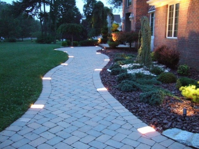 viale con pietre bianche 634x476 25 Stunning Design Ideas For A Charming Garden Path