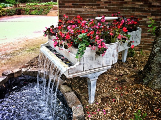 146652 Garden Piano Fountain 634x474 Don’t Spend A Fortune Buying New Things. These DIY Ideas Are Absolutely The Best Solution For You!