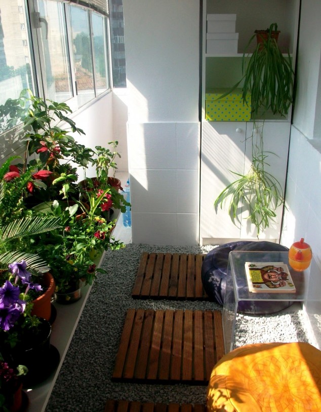 Amazing small apartment window garden 634x813 Make Your Balcony Look More Beautiful With These 15 Lovable Mini Gardens