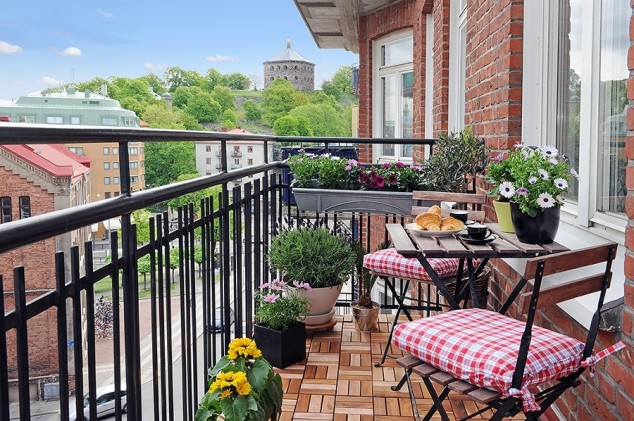 Make Your Balcony Look More Beautiful With These 15 Lovable Mini Gardens balcon desayunos 917564 634x421 Make Your Balcony Look More Beautiful With These 15 Lovable Mini Gardens