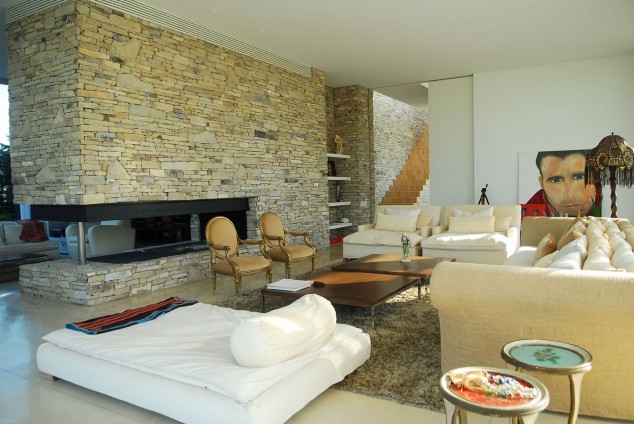 14 Examples Of Sensational Stone And Tile Accent Walls In The Living Room 130324 agua house 08 r 634x424 14 Examples Of Sensational Stone And Tile Accent Walls In The Living Room
