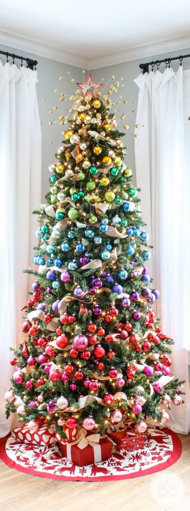 7e1a93ad167dfe12250f94f0e1e57fd9 381x1024 16 Ideas How To Decorate Your Christmas Tree And Bring The Magic Into Your Home