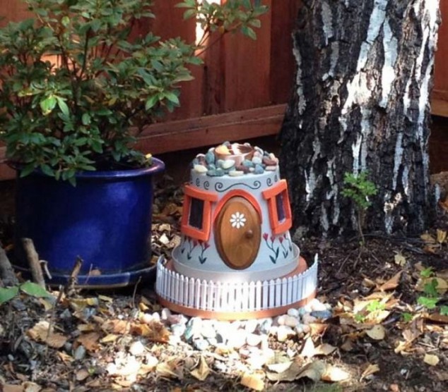 Enhance The Look Of Your Garden With 18 Cool DIY Projects That Wont Drain Your Wallet Clay Pots 1 634x556 Enhance The Look Of Your Garden With 18 Cool DIY Projects That Wont Drain Your Wallet