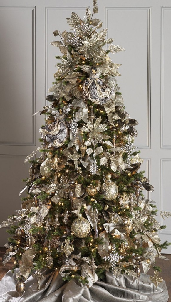 b55e455d462ee9984883d4d8d9c8660f 582x1024 16 Ideas How To Decorate Your Christmas Tree And Bring The Magic Into Your Home
