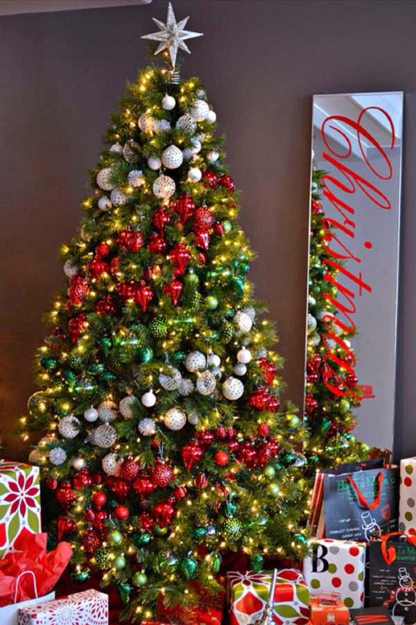 f7766315 5e57 4124 bc58 c8de574b6bc6 16 Ideas How To Decorate Your Christmas Tree And Bring The Magic Into Your Home