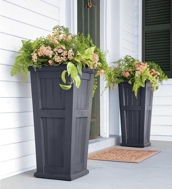 15 Gorgeous Front Door Flower Decorations To Inspire You To Personalize Your Home 2013030116372216 Wysokie drewniane donice na taras 15 Gorgeous Front Door Flower Decorations To Inspire You To Personalize Your Home