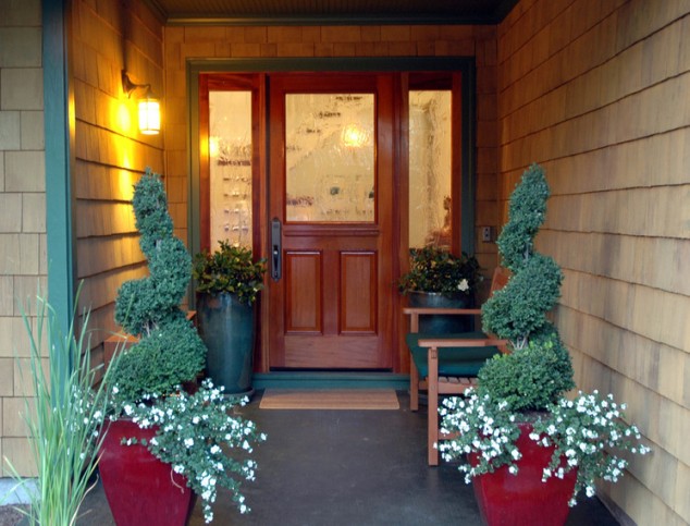 15 Gorgeous Front Door Flower Decorations To Inspire You To Personalize Your Home 9651c5930a904058 1000 w746 h568 b0 p0 traditional entry 634x483 15 Gorgeous Front Door Flower Decorations To Inspire You To Personalize Your Home