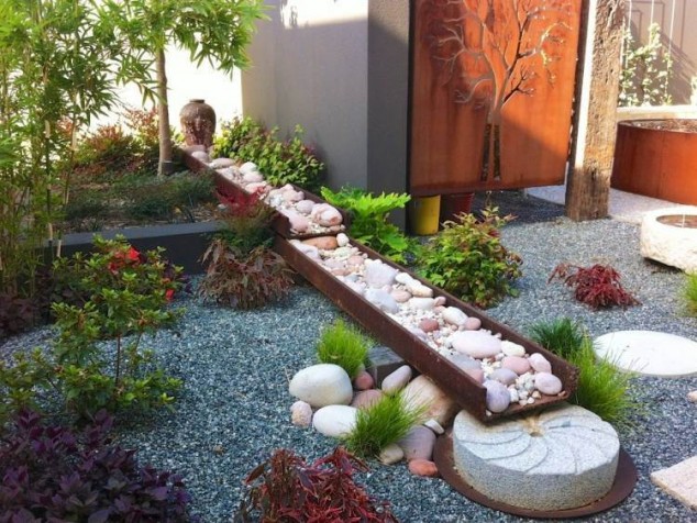 acier corten deco murale jardin galets 634x476 13 Delightful Garden Decorations With Pebbles