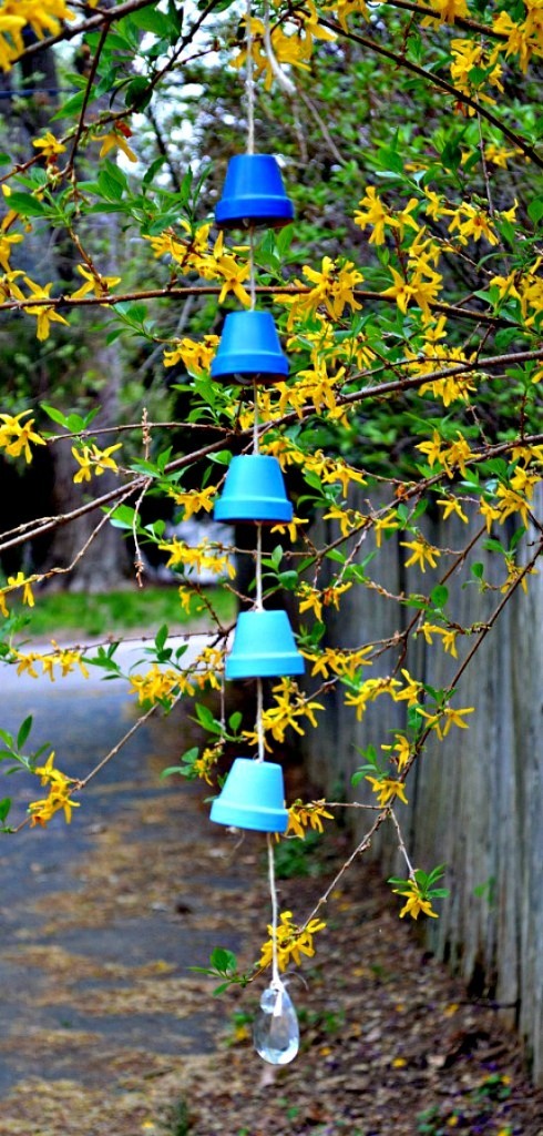 13 Inspiring Projects That Use Mini Terracotta Pots diy ombre wind chimes from clay pots 1 490x1024 13 Inspiring Projects That Use Mini Terracotta Pots