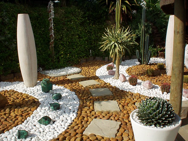 fabulous pebble garden design ideas 634x476 13 Delightful Garden Decorations With Pebbles