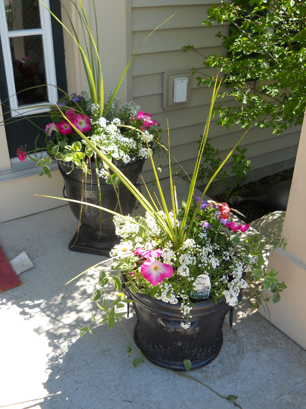 15 Gorgeous Front Door Flower Decorations To Inspire You To Personalize Your Home front porch flower urn 15 Gorgeous Front Door Flower Decorations To Inspire You To Personalize Your Home
