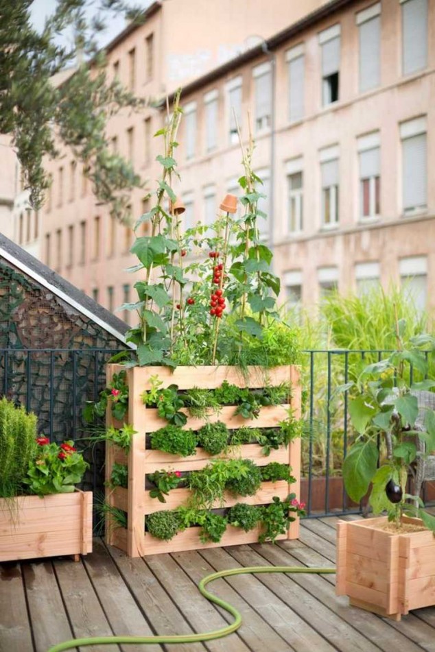 potager vertical balcon palette 634x951 12 Ideas Which Materials to Use to Make A Vertical Garden