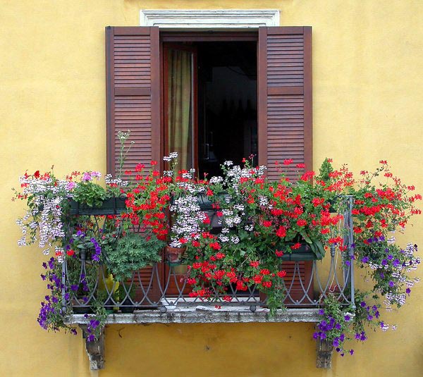 04 12 Extraordinary Floral Balconies That Will Catch The Attention Of Passerby