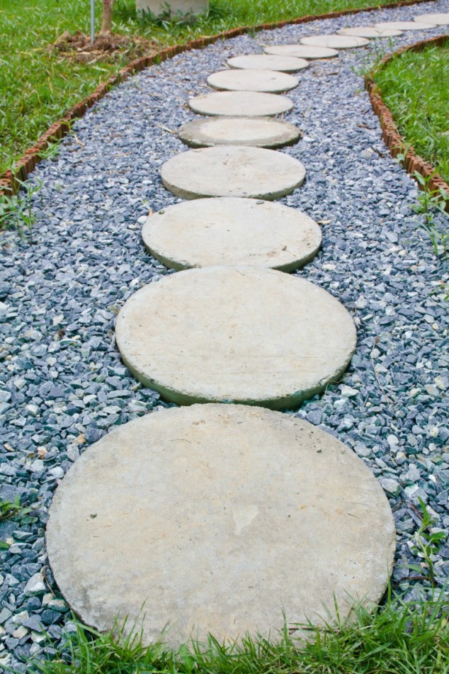 1 garden paths 634x951 15 Creative Round Stepping Paths That Will Make Your Garden Beautiful And Remarkable