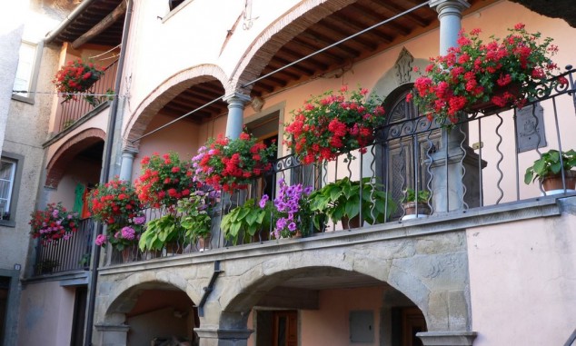 16486629 634x381 12 Extraordinary Floral Balconies That Will Catch The Attention Of Passerby