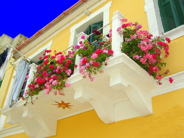 12 Extraordinary Floral Balconies That Will Catch The Attention Of Passerby 3030151005 50872af9d9 b 634x476 12 Extraordinary Floral Balconies That Will Catch The Attention Of Passerby