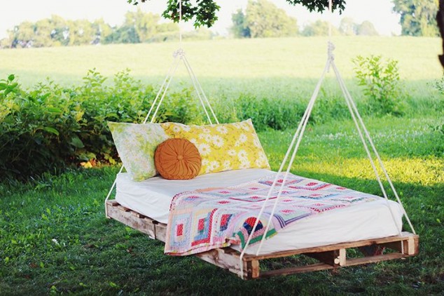 15 Relaxing Hanging Beds For Absolute Enjoyment Pallet hanging bed 634x422 15 Relaxing Hanging Beds For Absolute Enjoyment