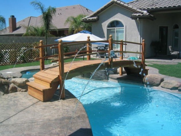 21 Brilliant Wooden Garden Bridges That Could Fill The Garden With Beauty And Charm Piscina com ponte 634x476 21 Brilliant Wooden Garden Bridges That Could Fill The Garden With Beauty And Charm