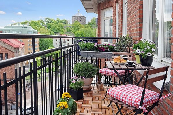 Simple and stylish modern balcony garden idea 15 Chic And Interesting Ideas For Your Balcony Floor