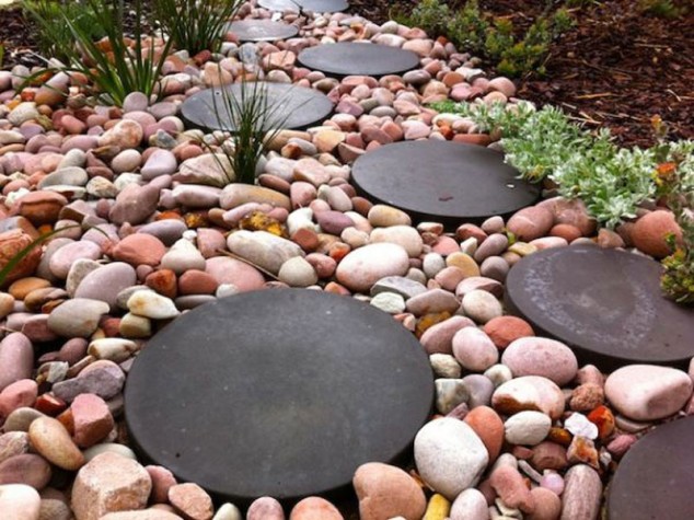 Staza od kamencica 634x475 15 Creative Round Stepping Paths That Will Make Your Garden Beautiful And Remarkable
