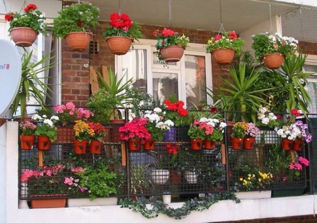 awesome ideas to decorate your exterior windows 634x447 12 Extraordinary Floral Balconies That Will Catch The Attention Of Passerby