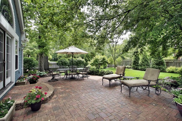 brick patio 634x423 13 Ideas How To Make An Inviting Patio Design Using Bricks